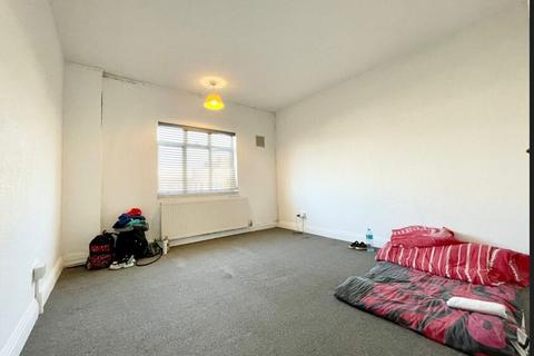 2 bedroom flat to rent, Gilda Court, London NW7