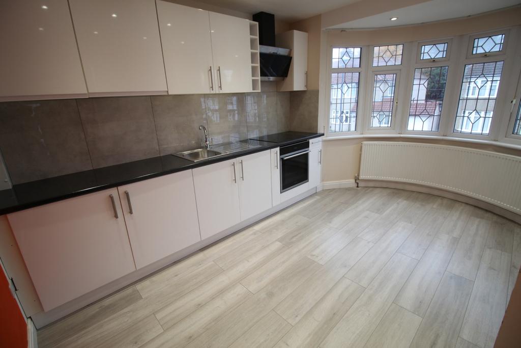 Modern 1-Bedroom Maisonette in Pinner – All Bil