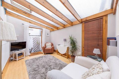 1 bedroom flat for sale, Bennerley Road, Between the Commons, London, SW11