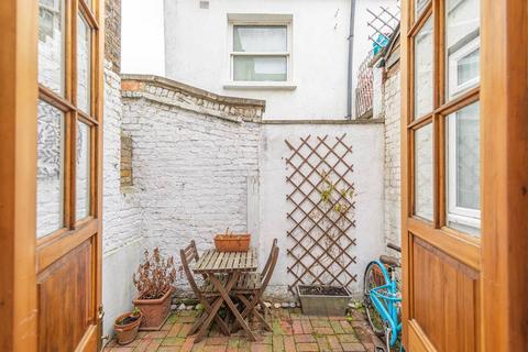 1 bedroom flat for sale, Bennerley Road, Between the Commons, London, SW11