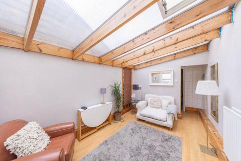 1 bedroom flat for sale, Bennerley Road, Between the Commons, London, SW11