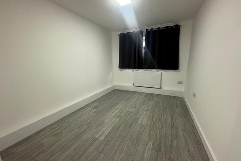 2 bedroom flat to rent, Willowbrook Road, Southall UB2