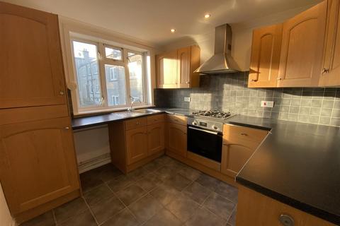 3 bedroom flat to rent, Firbank Road, Perth