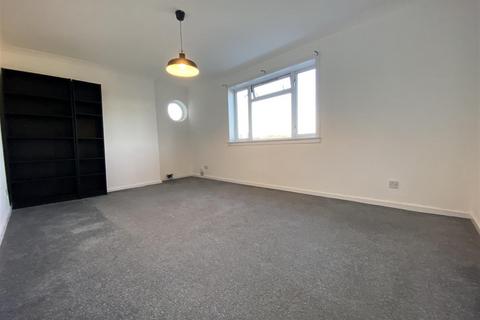 3 bedroom flat to rent, Firbank Road, Perth