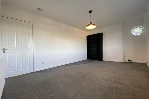 3 bedroom flat to rent, Firbank Road, Perth