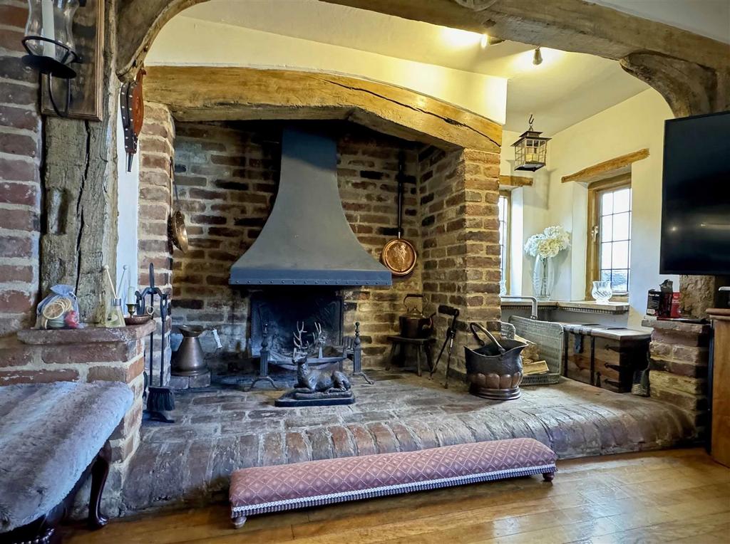 Inglenook Fireplace.jpg