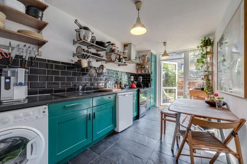 2 bedroom maisonette for sale, Wivenhoe Close, SE15