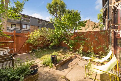 2 bedroom maisonette for sale, Wivenhoe Close, SE15