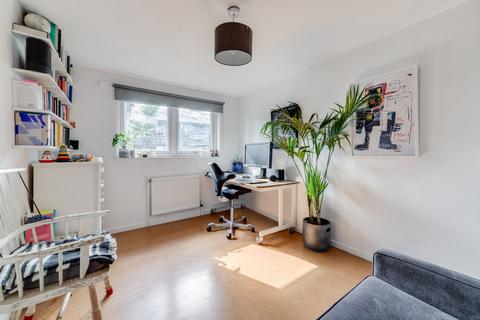 2 bedroom maisonette for sale, Wivenhoe Close, SE15