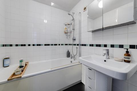 14 Wivenhoe Close, London, SE15 3QN
