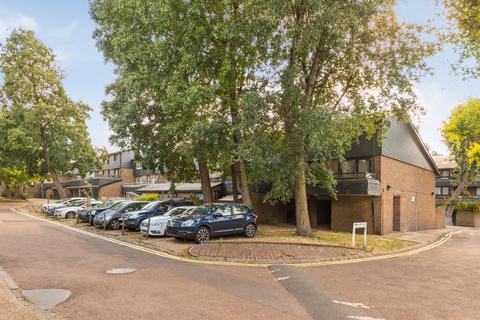 14 Wivenhoe Close, London, SE15 3QN
