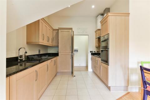 2 bedroom apartment to rent, Croydon Road, Reigate