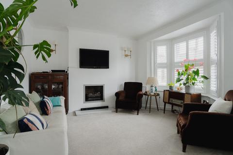 3 bedroom detached house for sale, Earlsbrook Road, Redhill