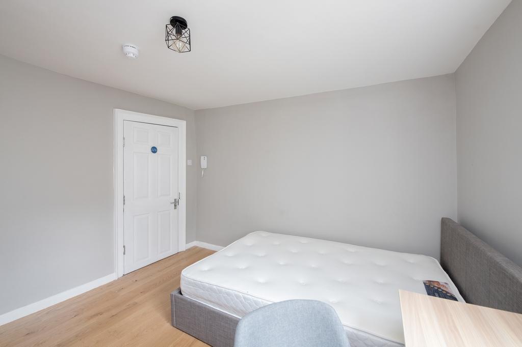 A bright and spacious double bedroom, perfect f...