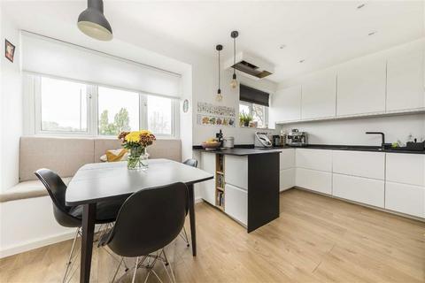 2 bedroom maisonette for sale, Courtlands Avenue, London SE12