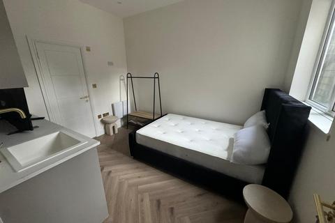 Studio to rent, Dyers Lane, London SW15