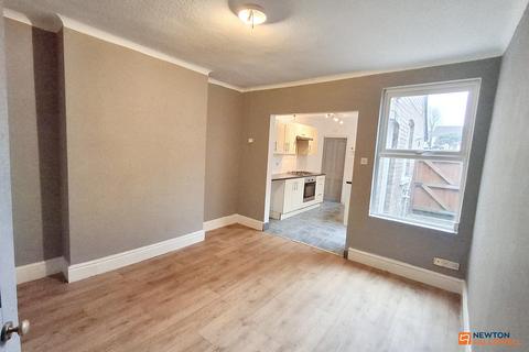 3 bedroom semi-detached house to rent, Queens Walk, Fletton, Peterborough, PE2