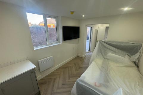 Studio to rent, Dyers Lane, London SW15