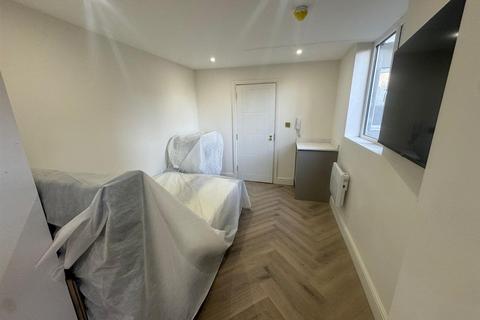 Studio to rent, Dyers Lane, London SW15