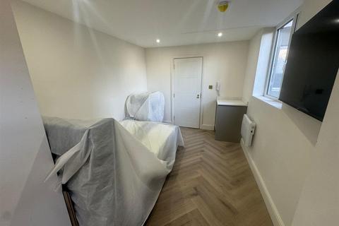 Studio to rent, Dyers Lane, London SW15