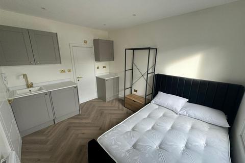 Studio to rent, Dyers Lane, London SW15