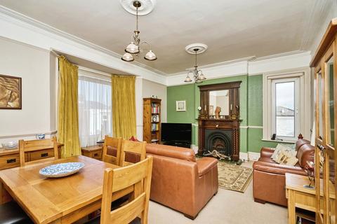 2 bedroom flat for sale, High Street, Sandown PO36