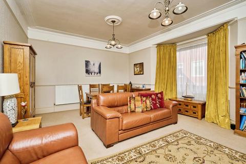 2 bedroom flat for sale, High Street, Sandown PO36