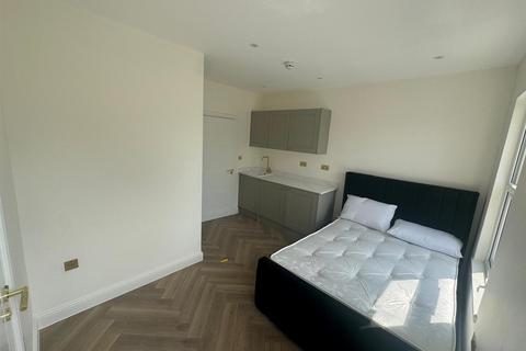 Studio to rent, Dyers Lane, London SW15