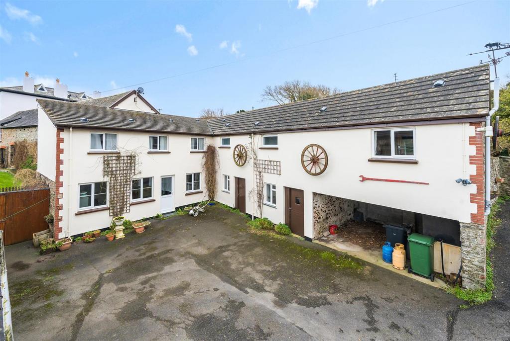 https://media.onthemarket.com/properties/16178888/1519624342/image-9-1024x1024.jpg