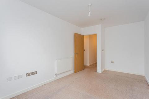 2 bedroom flat to rent, Russells Crescent, Horley RH6