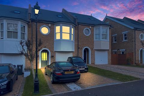 18 Glenside Close, Kenley, CR8 5AX