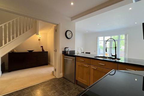 18 Glenside Close, Kenley, CR8 5AX