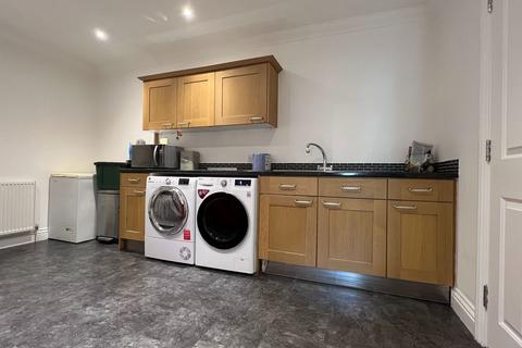 18 Glenside Close, Kenley, CR8 5AX
