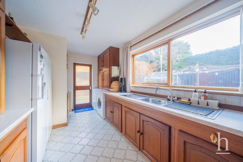 https://media.onthemarket.com/properties/16178938/1519624556/image-15-1024x1024.jpg