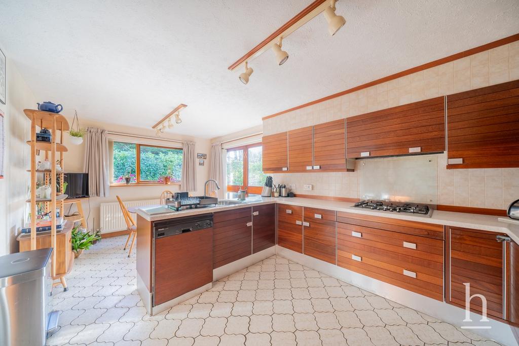 https://media.onthemarket.com/properties/16178938/1519624556/image-5-1024x1024.jpg