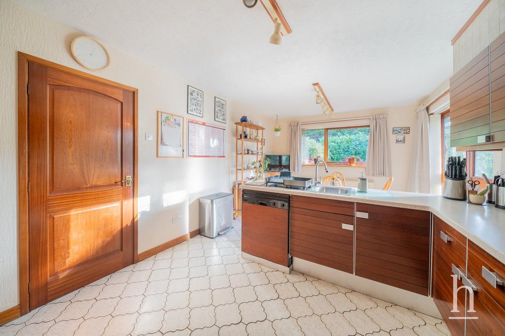 https://media.onthemarket.com/properties/16178938/1519624556/image-7-1024x1024.jpg