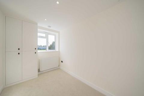 2 bedroom flat for sale, Cavendish Road, London W4