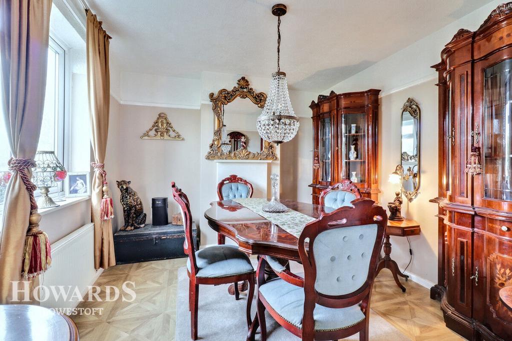 https://media.onthemarket.com/properties/16178996/1519625339/image-3-1024x1024.jpg