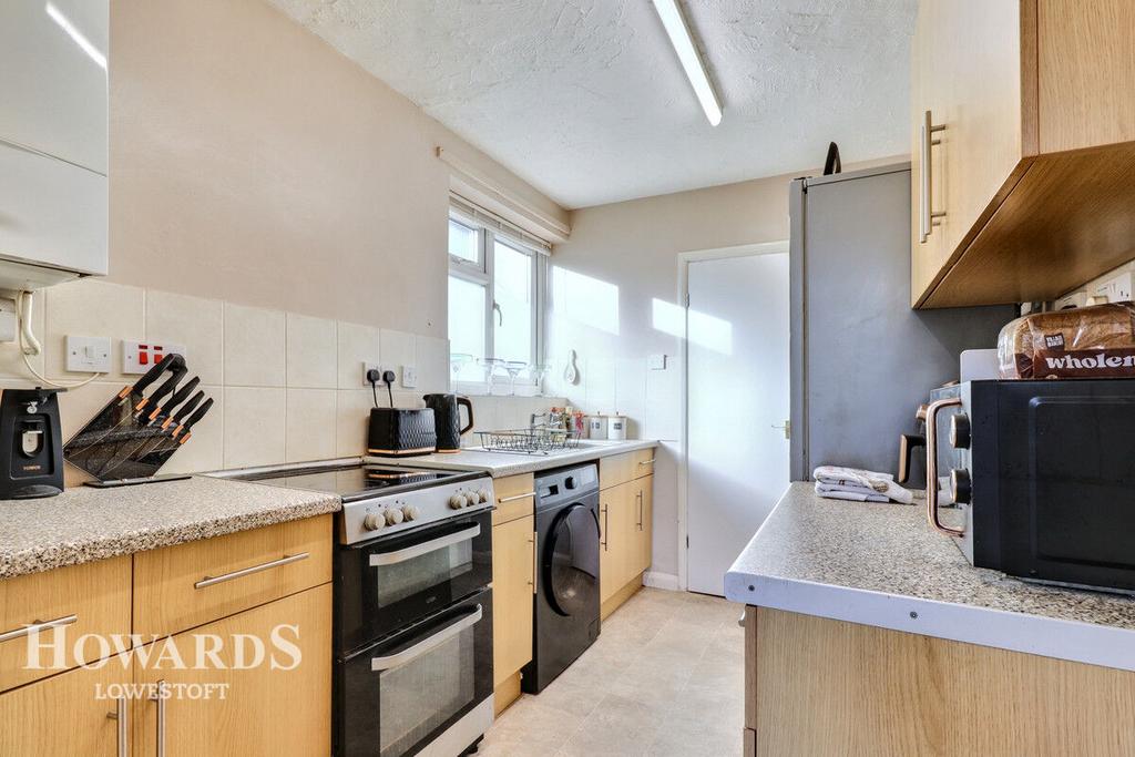 https://media.onthemarket.com/properties/16178996/1519625339/image-4-1024x1024.jpg