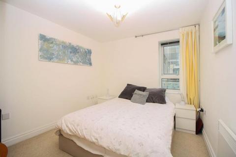 1 bedroom flat to rent, St. Davids Square, London