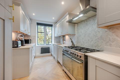 3 bedroom flat for sale, Balliol House, Manor Fields, London