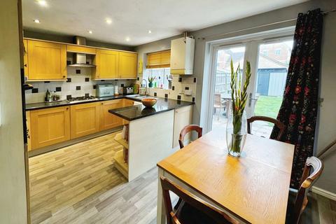 4 bedroom end of terrace house for sale, Hepworth Road, Swindon, SN25 4YL