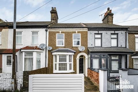 4 bedroom terraced house to rent, Grove Road, Grays, RM17