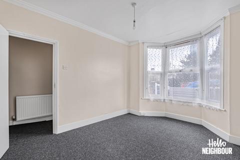 4 bedroom terraced house to rent, Grove Road, Grays, RM17