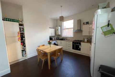 5 bedroom end of terrace house to rent, Moorfield Street, Leeds LS2