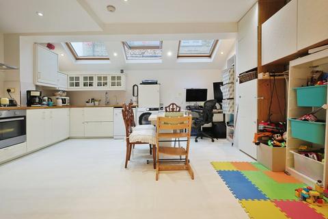 2 bedroom flat for sale, Adelaide Grove, London W12