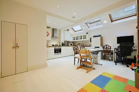 2 bedroom flat for sale, Adelaide Grove, London W12