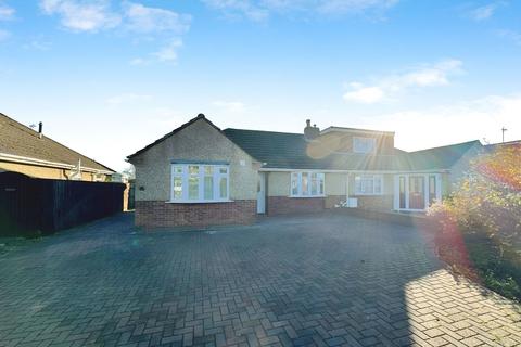 3 bedroom detached bungalow to rent, Cullerne Road, Swindon, SN3 4HX