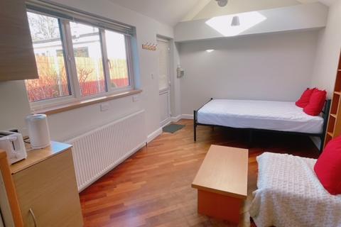 Studio to rent, Gunnersbury Gardens, London W3