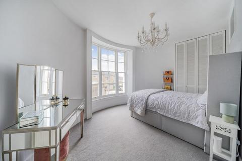 2 bedroom flat for sale, Clapham Common South Side, Clapham